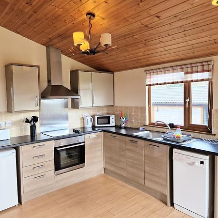 Lomond 5 With Private Hot Tub - Fife - Loch Leven - Lomond Hills - Pet Friendly Vila Kelty Exterior foto