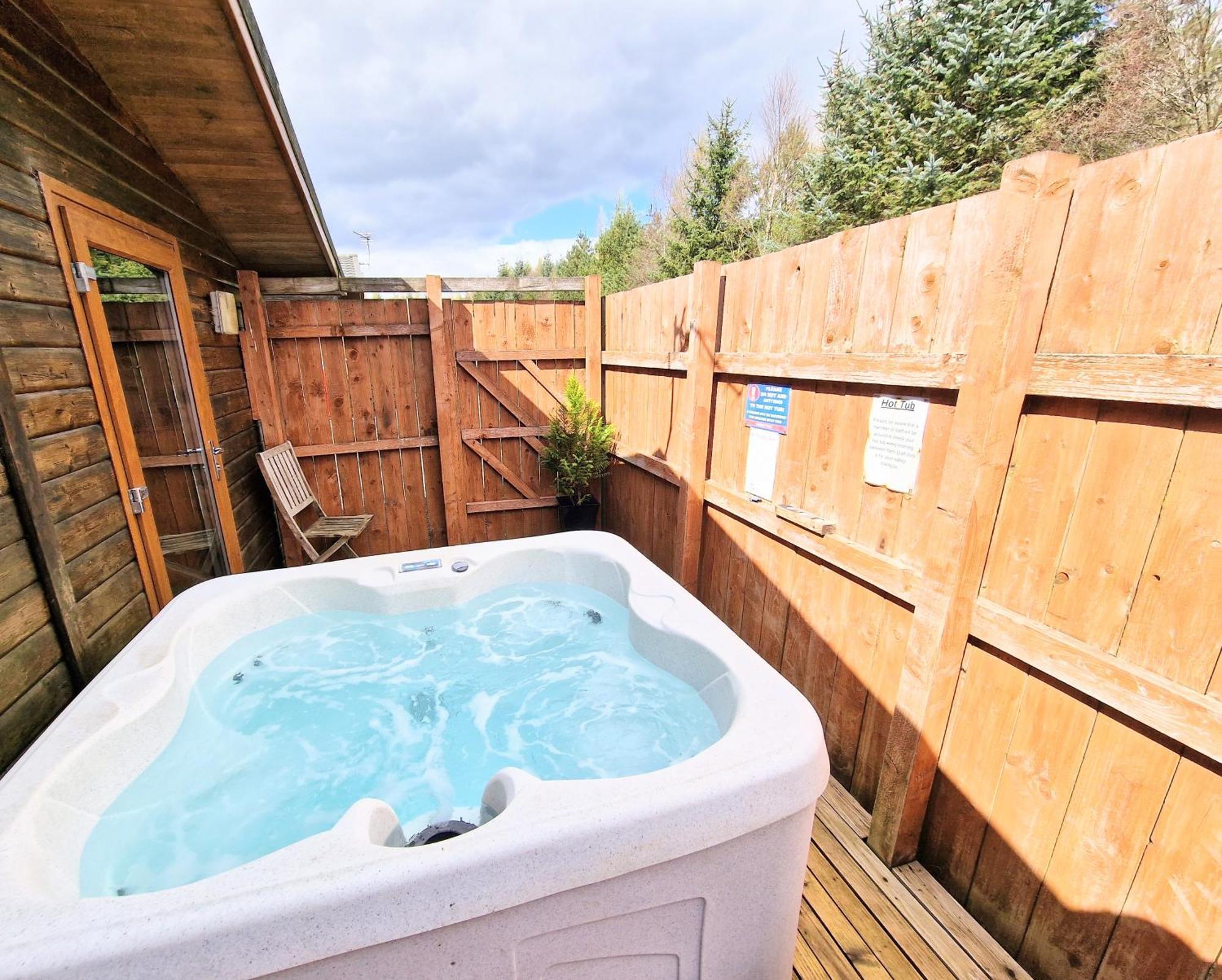 Lomond 5 With Private Hot Tub - Fife - Loch Leven - Lomond Hills - Pet Friendly Vila Kelty Exterior foto