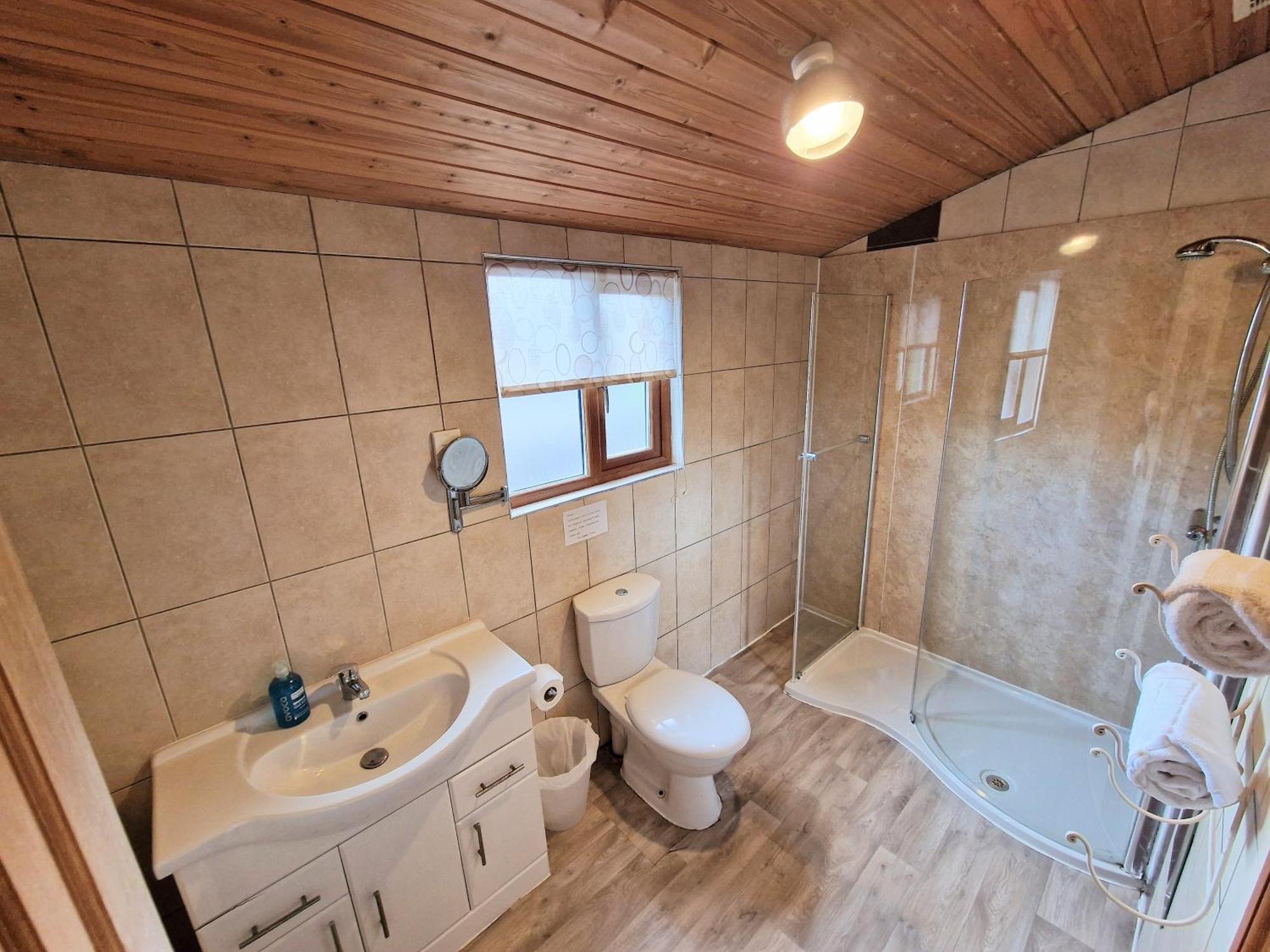 Lomond 5 With Private Hot Tub - Fife - Loch Leven - Lomond Hills - Pet Friendly Vila Kelty Exterior foto