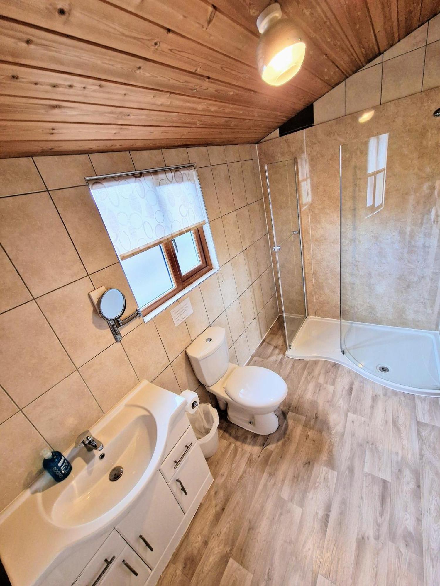Lomond 5 With Private Hot Tub - Fife - Loch Leven - Lomond Hills - Pet Friendly Vila Kelty Exterior foto